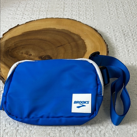 Brooks Blue Belt Bag with Streamlined Design 8x5 - Picture 1 of 6